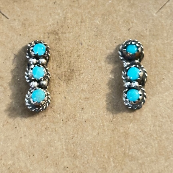 925 - Navajo crafted Sleeping Beauty Blue Turquoise. 3 round stones each earring - Picture 9 of 12